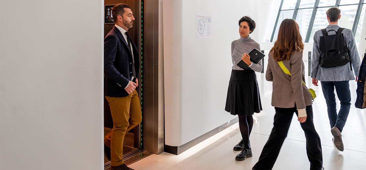 img_people_flow_in_office_elevator_1440x670