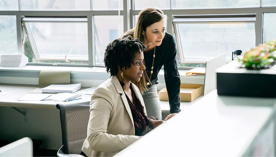 img_two_business_women_with_laptop_0951x535