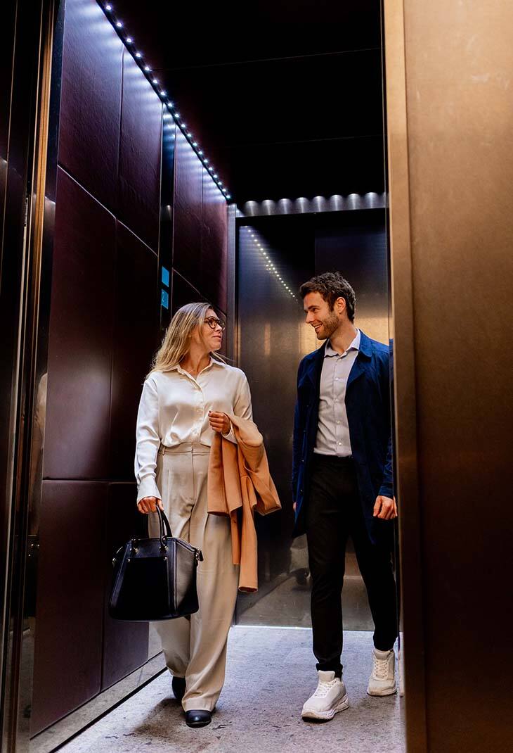 img_viavika_couple_in_elevator_0730x1070