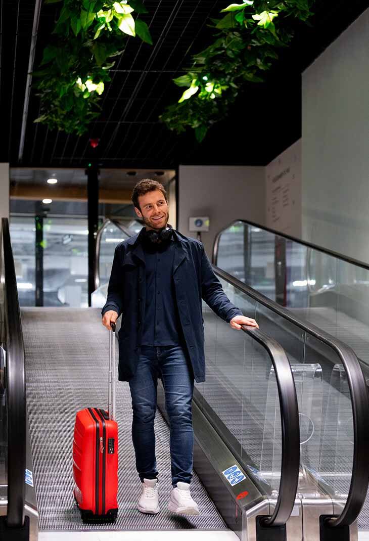 img_viavika_man_in_escalator_0730x1070