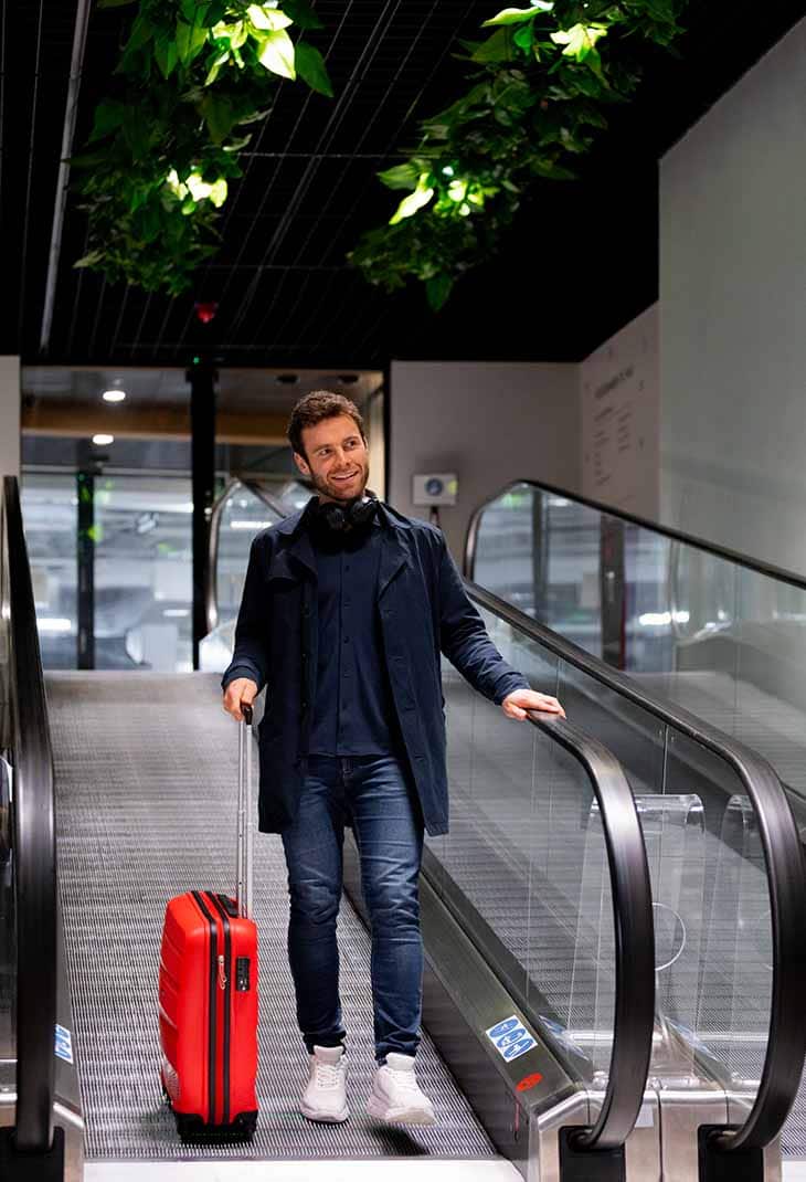 img_viavika_man_in_escalator_0730x1070