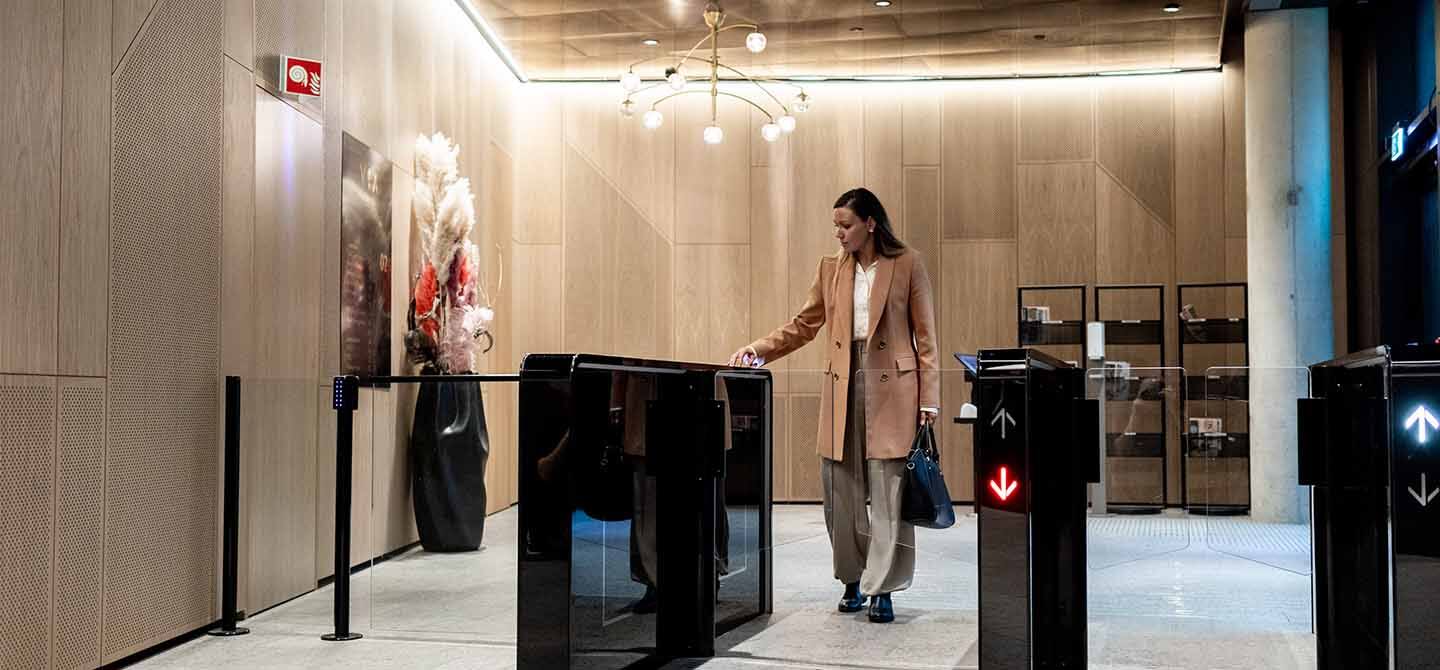 img_viavika_woman_entering_hero_1440x670