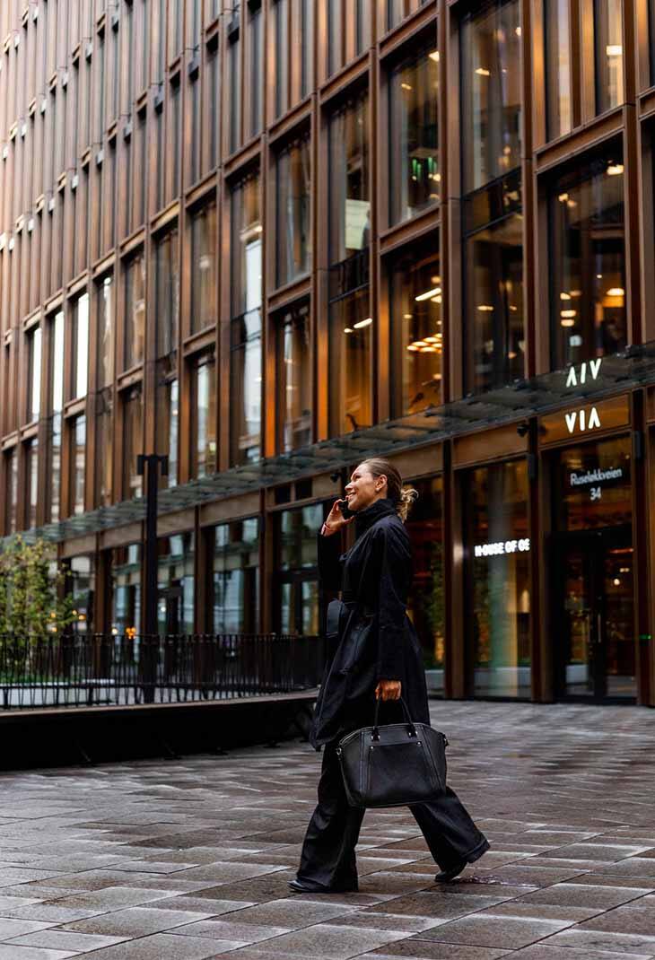 img_viavika_woman_outside_building_0730x1070