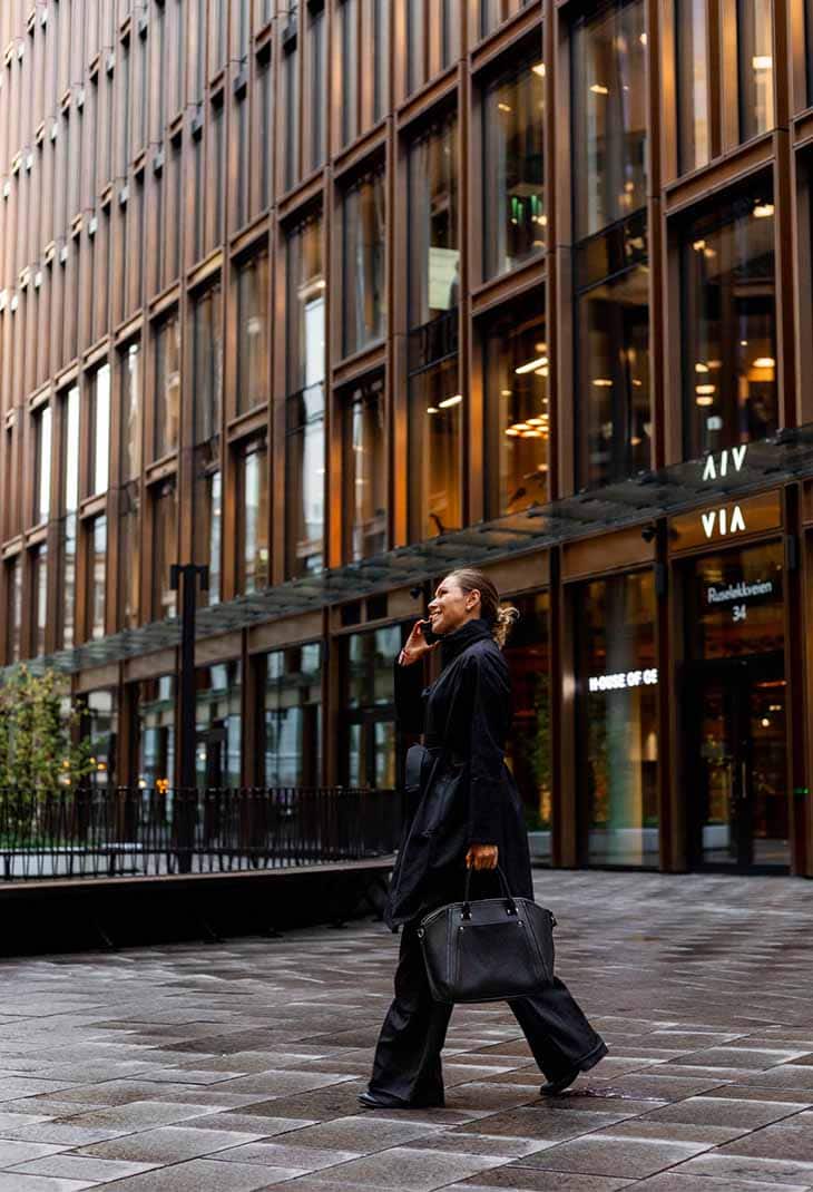 img_viavika_woman_outside_building_0730x1070