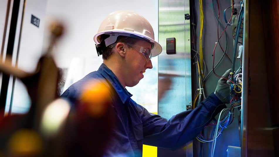 Forebyg energikrævende nedbrud, og hold din elevator i drift ved at overvåge og servicere dine installationer regelmæssigt, f.eks. med KONE 24/7 Connected Services.
