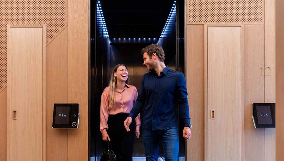 img_,couple_leaving_elevator_viavika_951x535