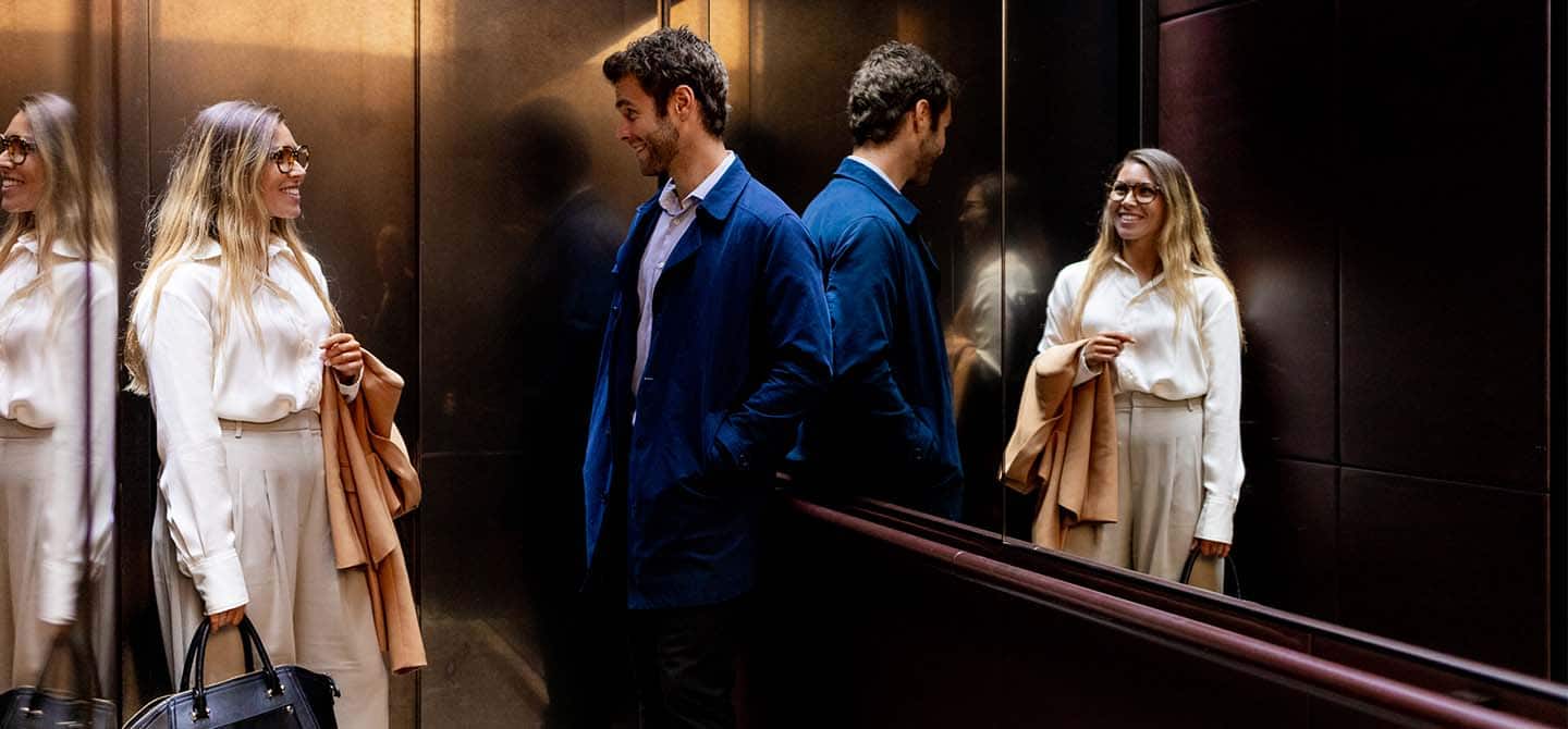 img_man_and_woman_laughinh_in_elevator_1440x670